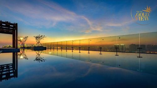 Una gran piscina con una puesta de sol al fondo en Luxury Gold Apartment 86 -Rooftop Pool Central City, en Ho Chi Minh