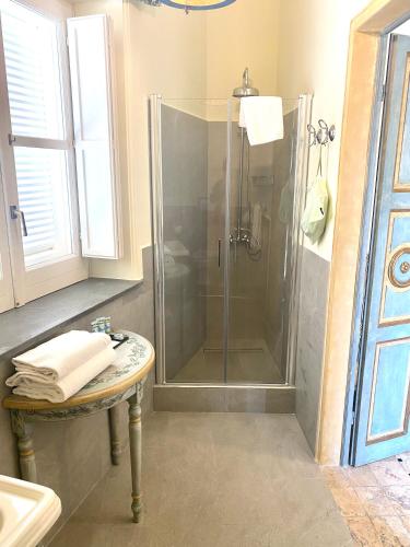 Bilik mandi di Casa Raiola by CapriRooms