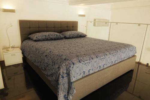 une chambre avec un lit avec une couette bleue dans l'établissement Alexandre Mari old town few meters to the beach, à Nice