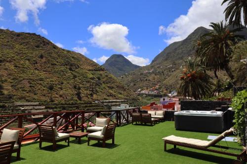 a balcony with chairs and a view of mountains at Hotel Escuela Rural Casa Los Herrera in Hermigua