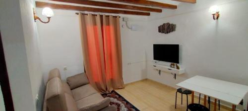 uma sala de estar com um sofá, uma mesa e uma televisão em 2 Tus vacaciones ideales en TARRAGONA em Tarragona