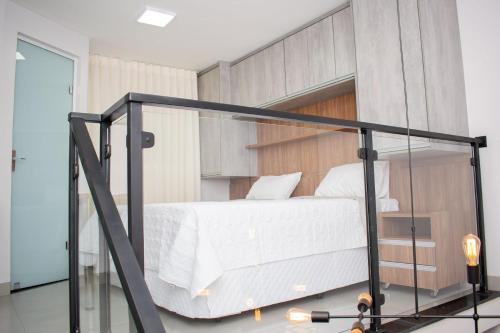 sypialnia z łóżkiem w przeszklonym pokoju w obiekcie Loft Rio Verde w mieście Rio Verde