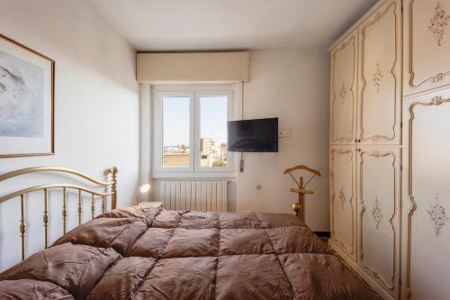 ein Schlafzimmer mit einem Bett und einem Fenster in der Unterkunft Casa Rosy - Arma di Taggia in Arma di Taggia