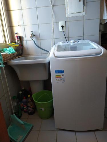 a small refrigerator in a kitchen next to a sink at Sossego no Centro e vista para o Mar in Guarapari