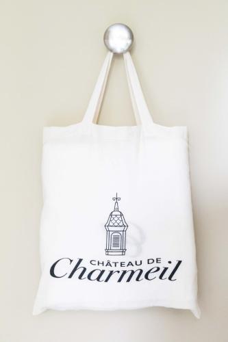 a white tote bag with a sign that reads chicago be magnificent at Château de Charmeil- Vichy chambres d'hôtes in Charmeil