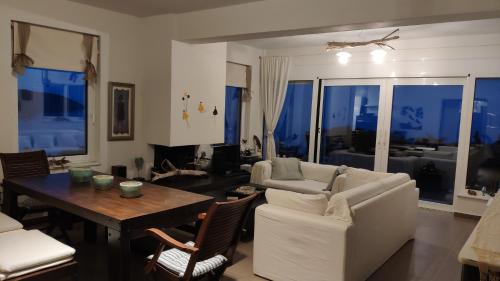 Un lugar para sentarse en Villa with Aegean views