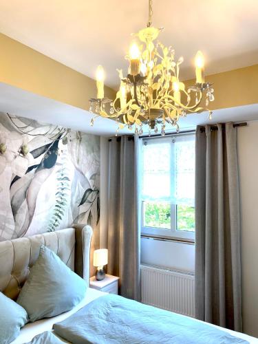 Postel nebo postele na pokoji v ubytování Moselufer Winningen Traumwohnung im „La Mosel“