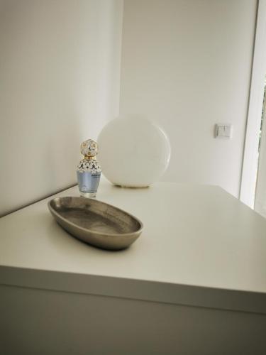 un comptoir avec une assiette et un bol dessus dans l'établissement Le Temps d'une Escale à St Wary, à Saint-Valery-sur-Somme