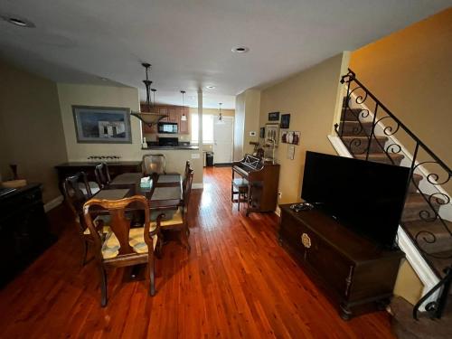 Una televisión o centro de entretenimiento en Tuscany 2900 - Classic Italian Style 3BR w Parking near Airport