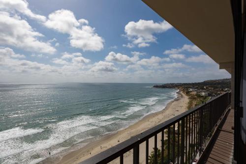 uma vista para a praia a partir de uma varanda em Capri by the Sea by All Seasons Resort Lodging em San Diego