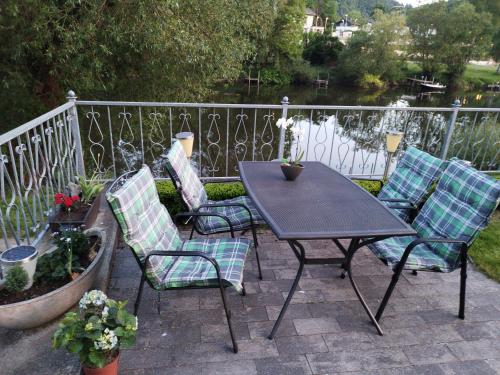 a table and four chairs on a patio at Ferienwohnung Toni in Obernhof