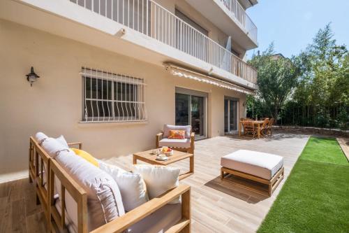 d'une terrasse avec un canapé et une table. dans l'établissement SERRENDY  COUP DE COEUR !  3p avec jacuzzi à pieds de la Croisette !, à Cannes