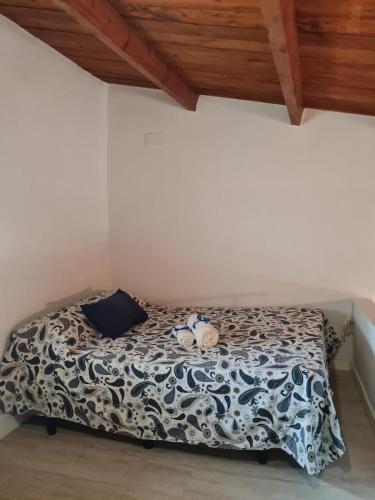 a bedroom with a bed in a room at Lo raconet 2 in L'Ampolla