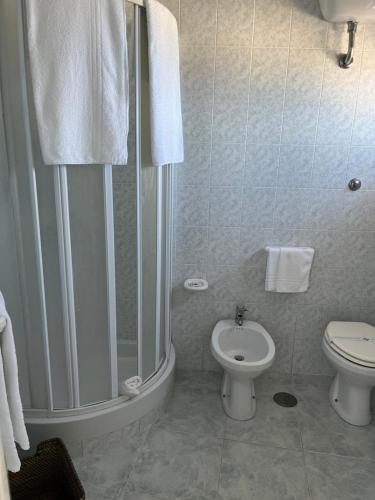 uma casa de banho com um chuveiro e um WC. em Blue sea b&b em Castellabate