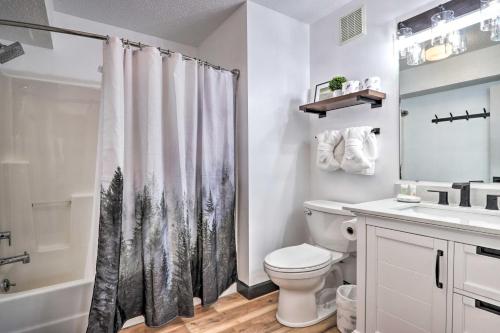 Ένα μπάνιο στο Walk Downtown! Gatlinburg Condo with Patio and Pool