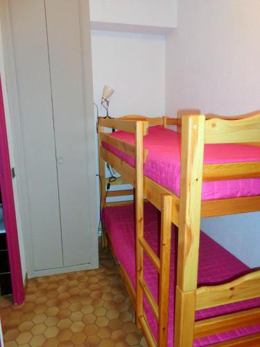 - deux lits superposés dans une chambre dans l'établissement studio bord de mer avec parking, à Sète
