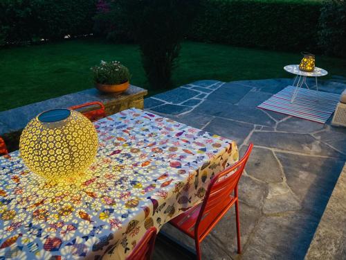 a table with a table cloth with a vase on it at Appartamento con giardino al Melograno in Locarno