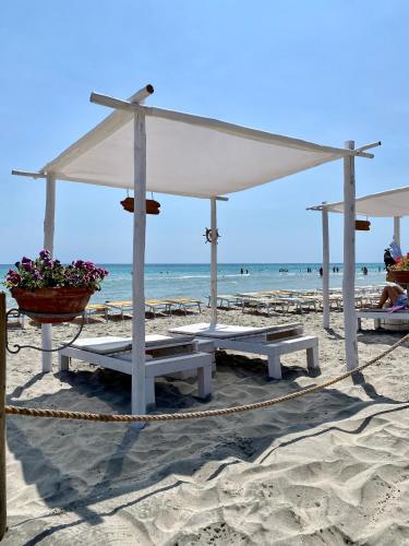 a group of picnic tables on a beach at B&B SANGIORGIO Green living in Melpignano