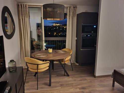 une cuisine et une salle à manger avec une table et des chaises dans l'établissement La Loge du château ! 