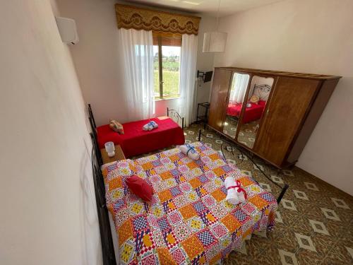 特拉帕尼的住宿－Sunset，一间卧室配有一张床和镜子