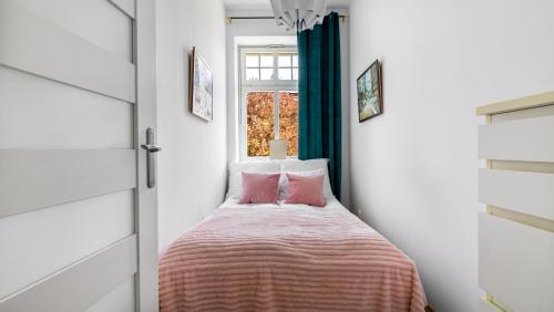 1 dormitorio con cama y ventana en Comfy Apartments - Centrum Monte Cassino en Sopot