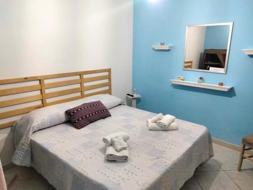 ein Schlafzimmer mit einem Bett mit Handtüchern darauf in der Unterkunft CASA NUNZIATINA in Neapel