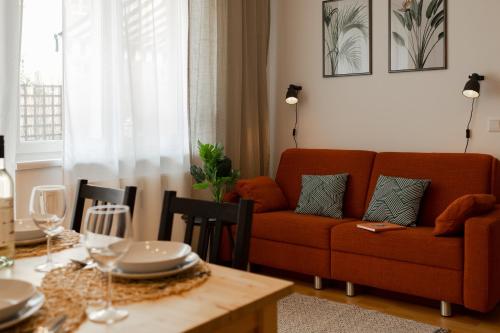 uma sala de estar com um sofá e uma mesa em Fresh Apartment with Terrace + Free Parking em Graz