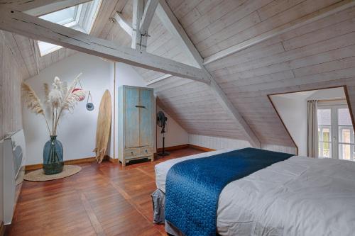 ein Schlafzimmer mit einem großen Bett im Dachgeschoss in der Unterkunft Maison de ville Bayeux in Bayeux