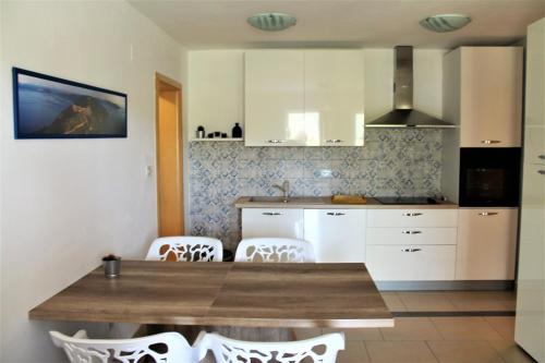 Dapur atau dapur kecil di Apartmani Klaudija
