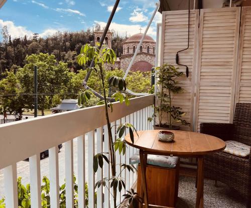 balcone con tavolo e vista su un edificio di Comfortable 2-bedroom apartment near city center 100m from metro ad Atene