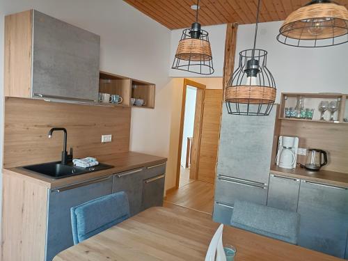 Кухня или мини-кухня в Ferienwohnung Fabiella mit Balkon Döbriach
