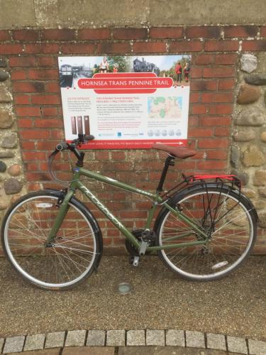 a green bike parked next to a brick wall at Hull Trinity Backpackers in Hull