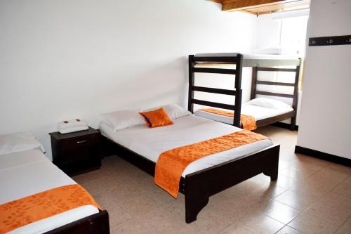 Hotel Descanso Inn Villavicencio tesisinde bir odada yatak veya yataklar