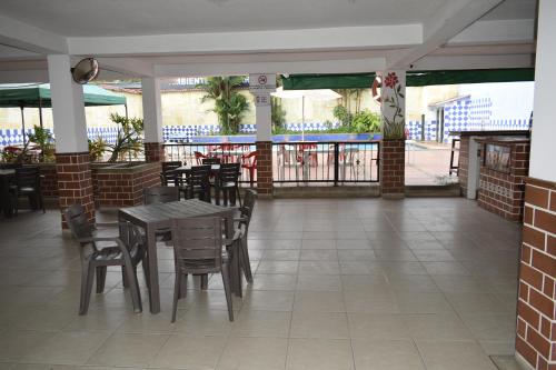a dining room with tables and chairs in a restaurant at Hotel Descanso Inn Villavicencio in Villavicencio