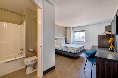 Motel 6-Norman, OK في نورمان: حمام صغير مع سرير ومرحاض