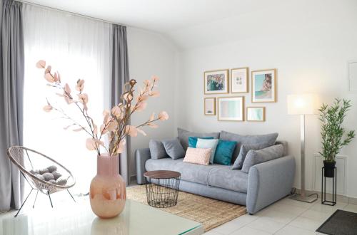 sala de estar con sofá y mesa en Apartments Grand Pinea, en Čilipi