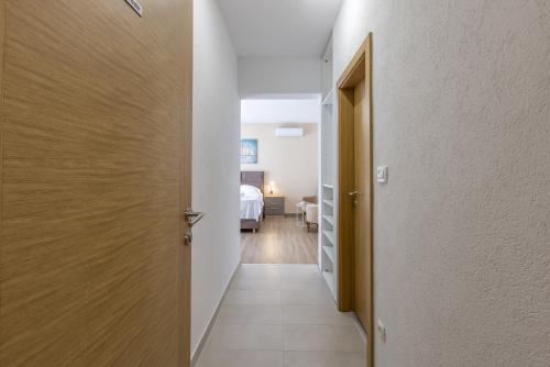 a hallway with a door leading to a bedroom at Bed & Breakfast Senator in Podstrana