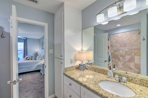 ein Bad mit einem Waschbecken, einem Spiegel und einem Bett in der Unterkunft Family-Friendly Galveston Home Walk to Beach in Galveston