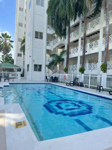 una gran piscina frente a un edificio en Edificio Bay Point Apartmento 307, en San Andrés