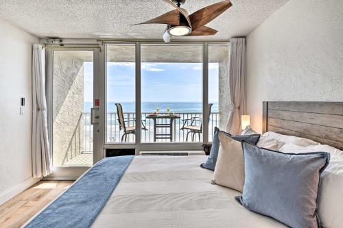 um quarto com uma cama e vista para o oceano em Oceanfront, Fourth-Floor Condo on Daytona Beach! em Daytona Beach