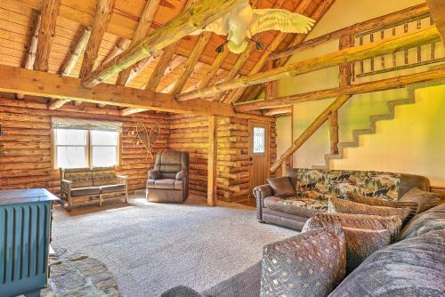Χώρος καθιστικού στο Rustic Zanesville Getaway with Expansive Yard!