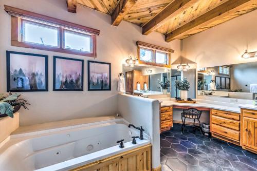ルイドソにあるLuxe Ruidoso Home with Hot Tub and Mountain Viewsのバスルーム(バスタブ、シンク2台、バスタブ付)
