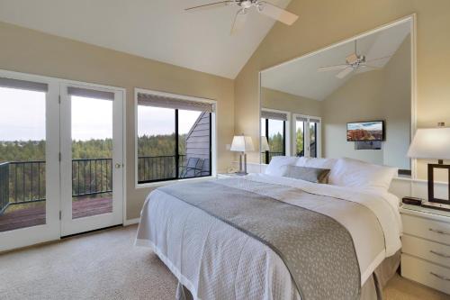 um quarto com uma cama grande e uma varanda em River Ridge 420AB em Bend