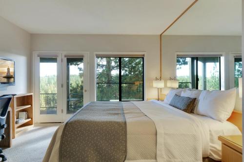 um quarto grande com uma cama grande e janelas em River Ridge 517A em Bend