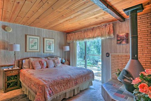 Un dormitorio con una cama y una ventana grande. en Gorgeous Oakhurst Retreat with Swimming Hole!, en Oakhurst