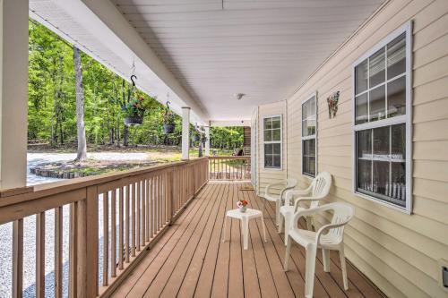 Balkón nebo terasa v ubytování Screened Porch Forested Tamassee Escape!