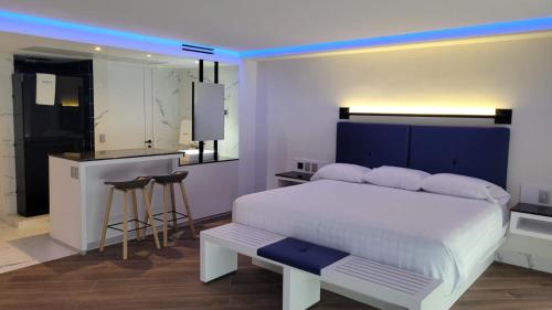 Postel nebo postele na pokoji v ubytování WeEnjoy Hotels Grand Prix Aeropuerto CDMX