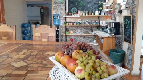 una bandeja de fruta en una mesa de una tienda en Shalom_MatSofy, en Santiago