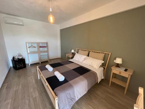1 dormitorio con 1 cama grande y 2 mesitas de noche en Agriturismo La Costa dei Trabocchi en Torino di Sangro