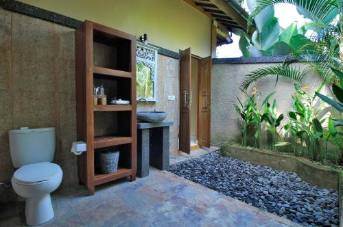 Ένα μπάνιο στο Hanaya Ubud Villa